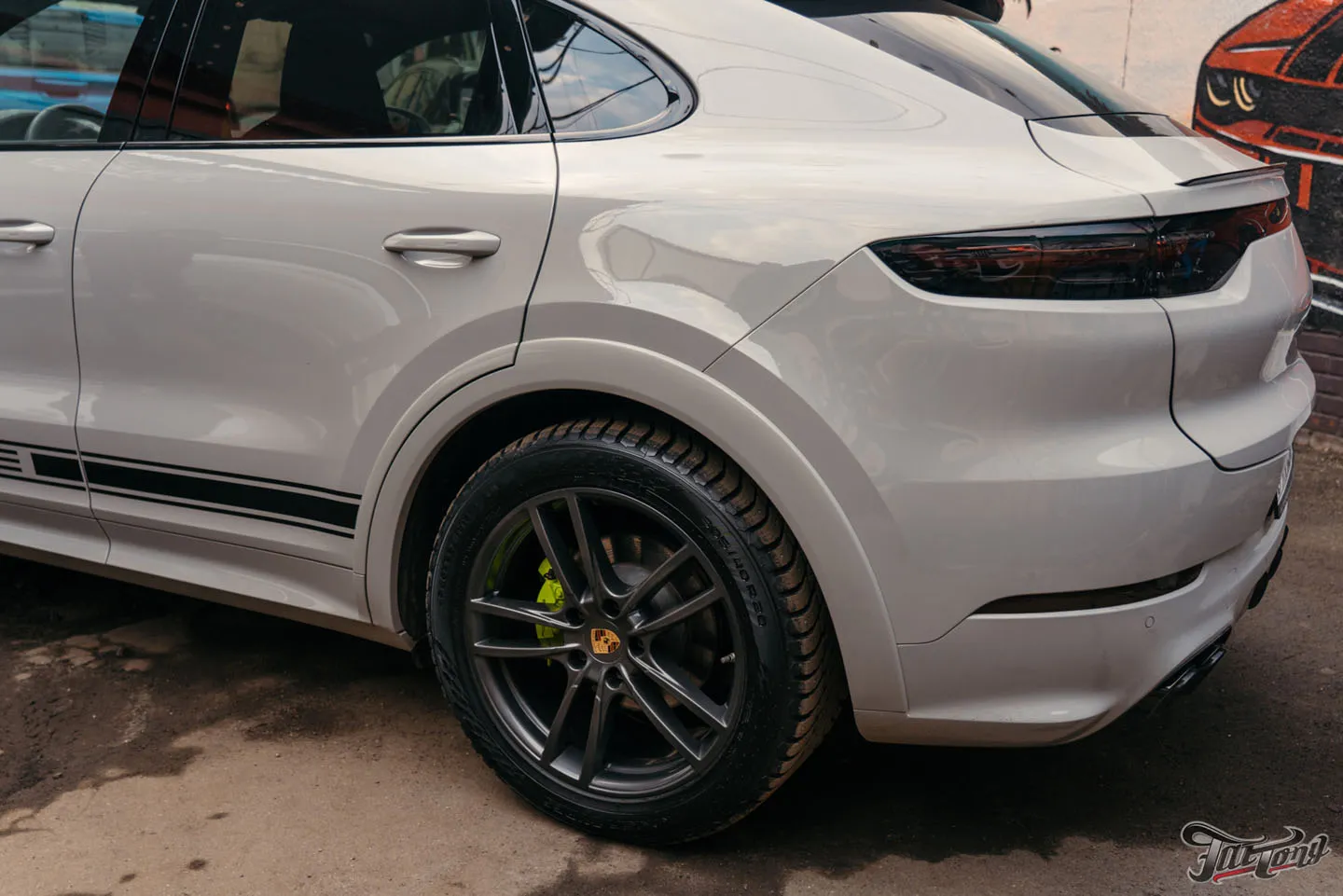 Цветные ремни, окрас суппортов и оклейка лобового стекла на Porsche Cayenne